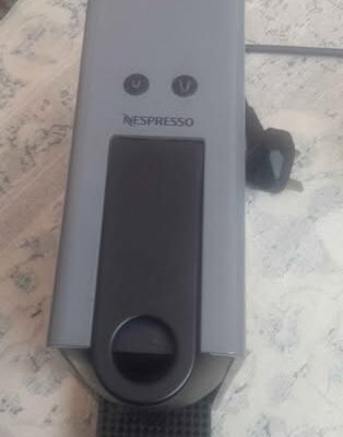 للبيع ماكينة صغيرة لتجهيز القهوة نوع Nespresso