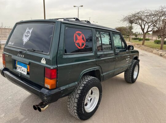Jeep Cherokee موديل ٩٥ ٦ سلندر ٤١٠٠ سي سي فبريكا دواخل العربيه ( سليمه )